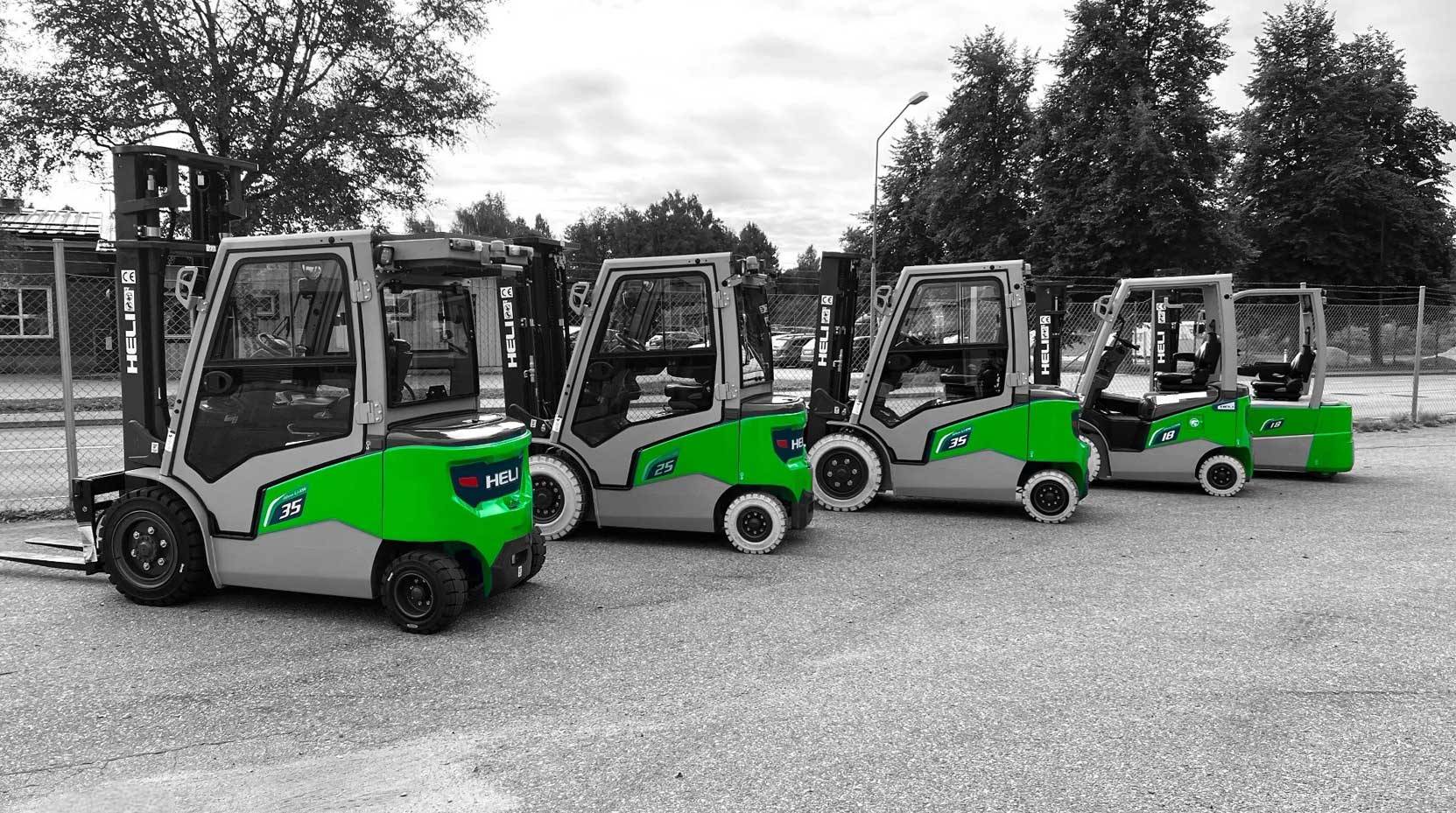 Gröna HELI litiummotviktstruckar på Ekstrands gård i Malmö