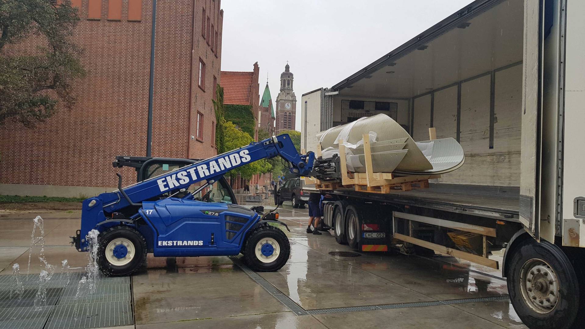 Ekstrands teleskoplastare lastar av lastbil i Malmö