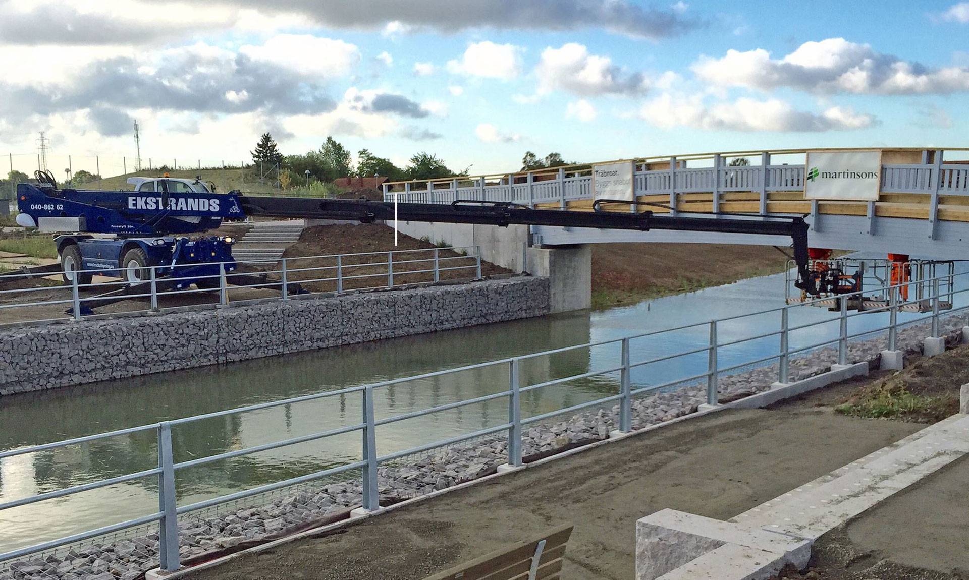 Ekstrands kran lyfter horisontellt under bro